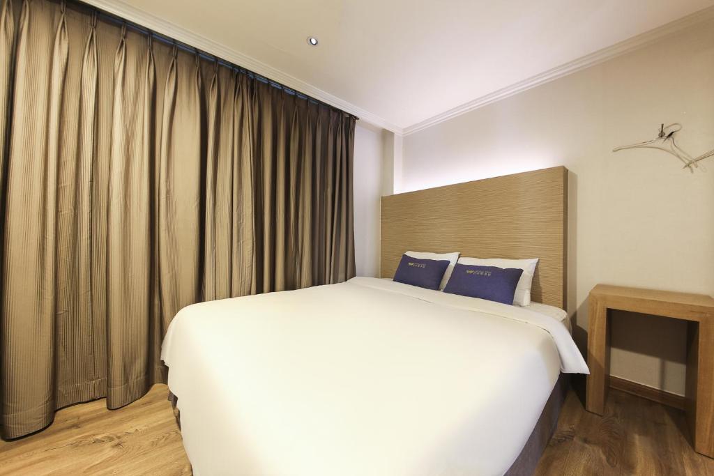 Central Hotel - Standard Double Room