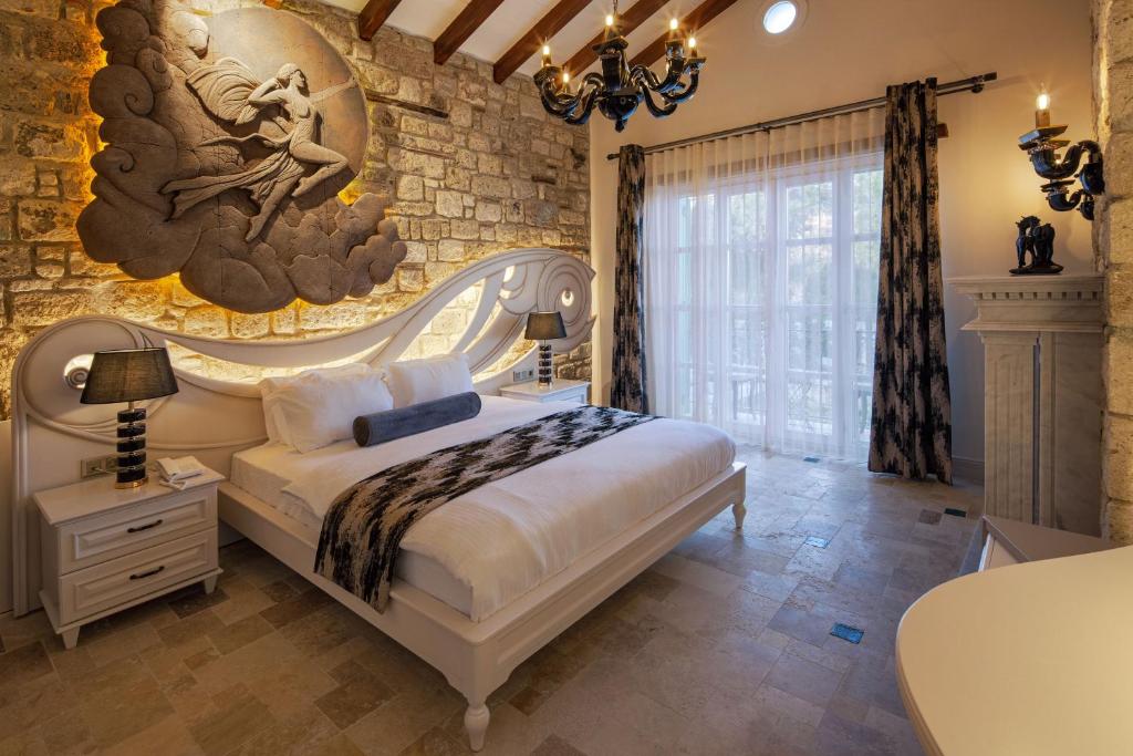 A bed or beds in a room at Monreve Alaçatı