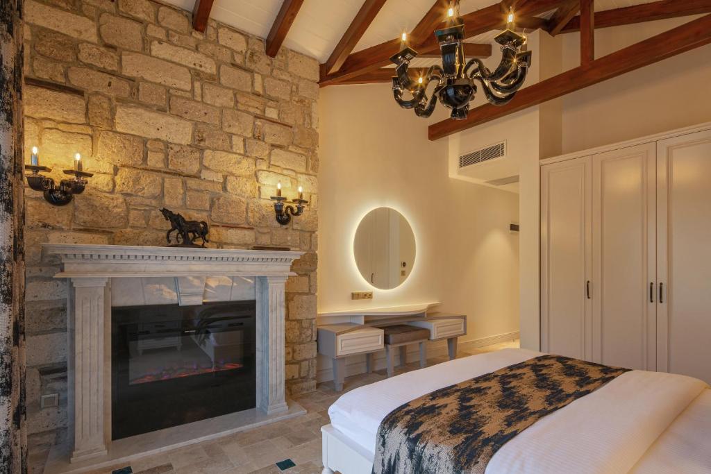A bed or beds in a room at Monreve Alaçatı