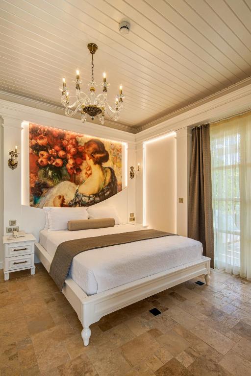 A bed or beds in a room at Monreve Alaçatı