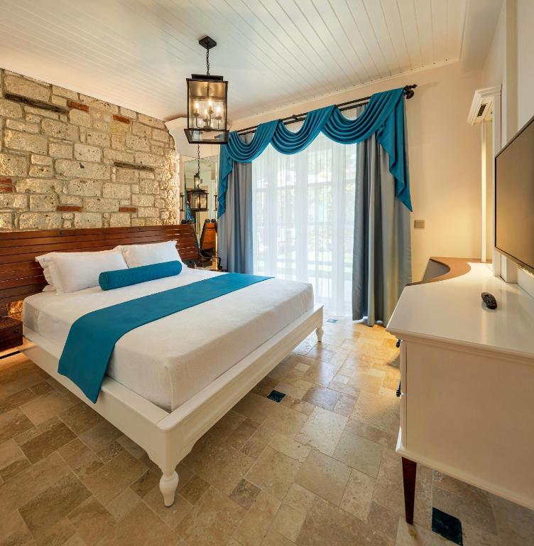 A bed or beds in a room at Monreve Alaçatı