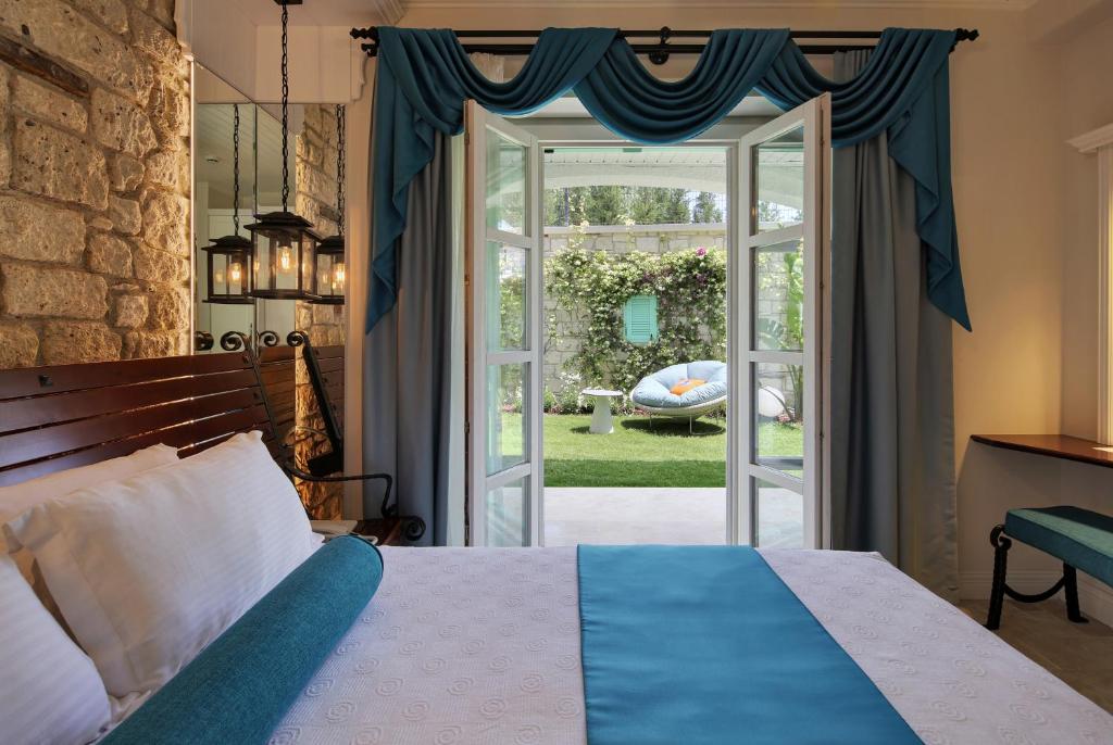 A bed or beds in a room at Monreve Alaçatı