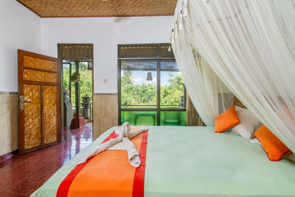 เตียงในห้องที่ Sulendra Jungle Suites Ubud View by EPS