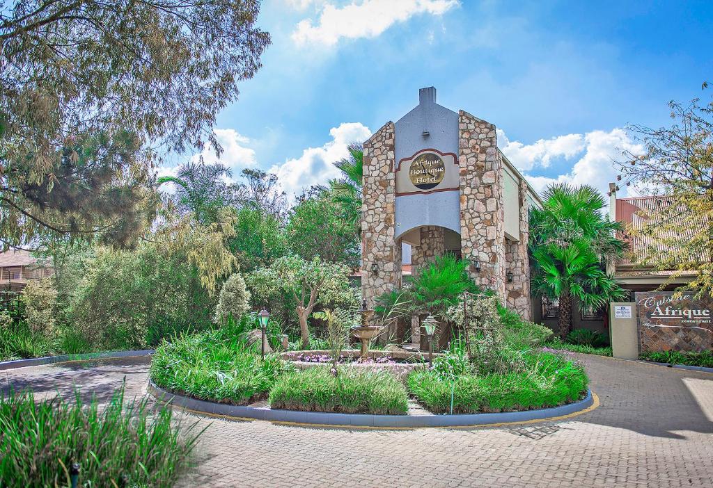 ein Gebäude mit einer Uhr auf der Vorderseite in der Unterkunft Afrique Boutique Hotel O.R. Tambo in Boksburg