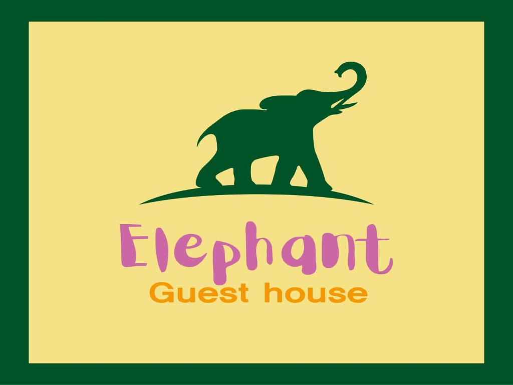 um elefante sentado em cima de uma casa de hóspedes em Elephant Hostel Nampo em Busan