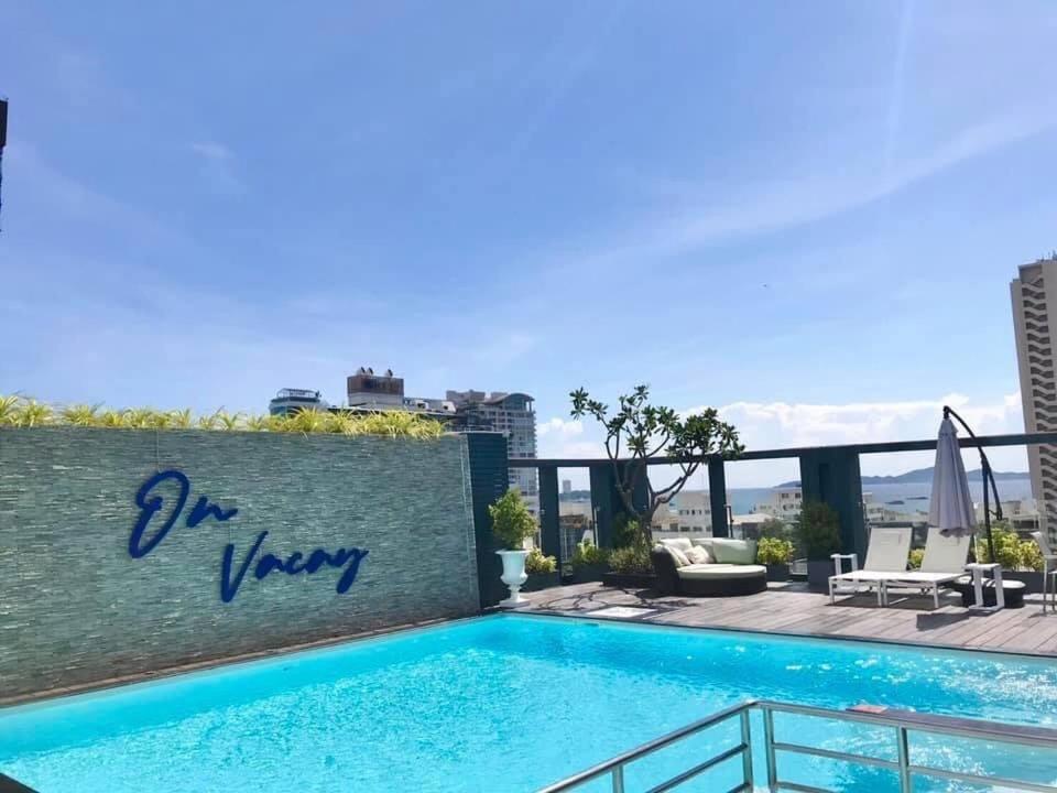 芭達雅中心的住宿－芭堤雅皇后酒店，建筑物屋顶上的游泳池
