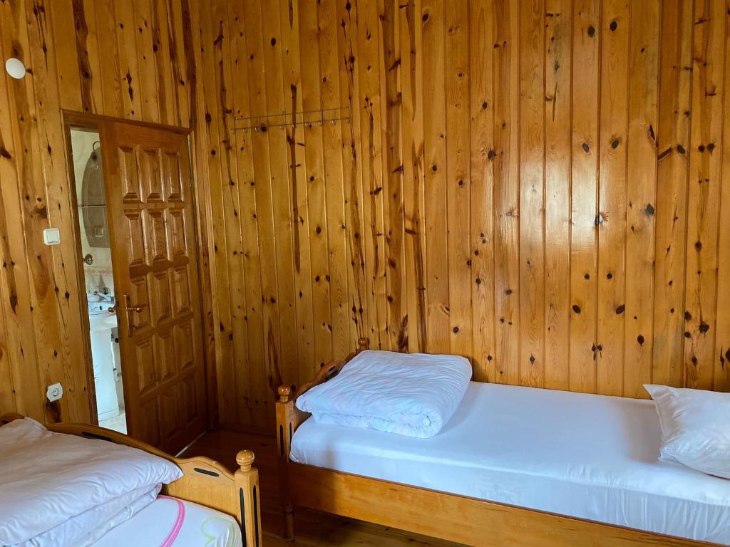 Postel nebo postele na pokoji v ubytování Dağ Evi İnka