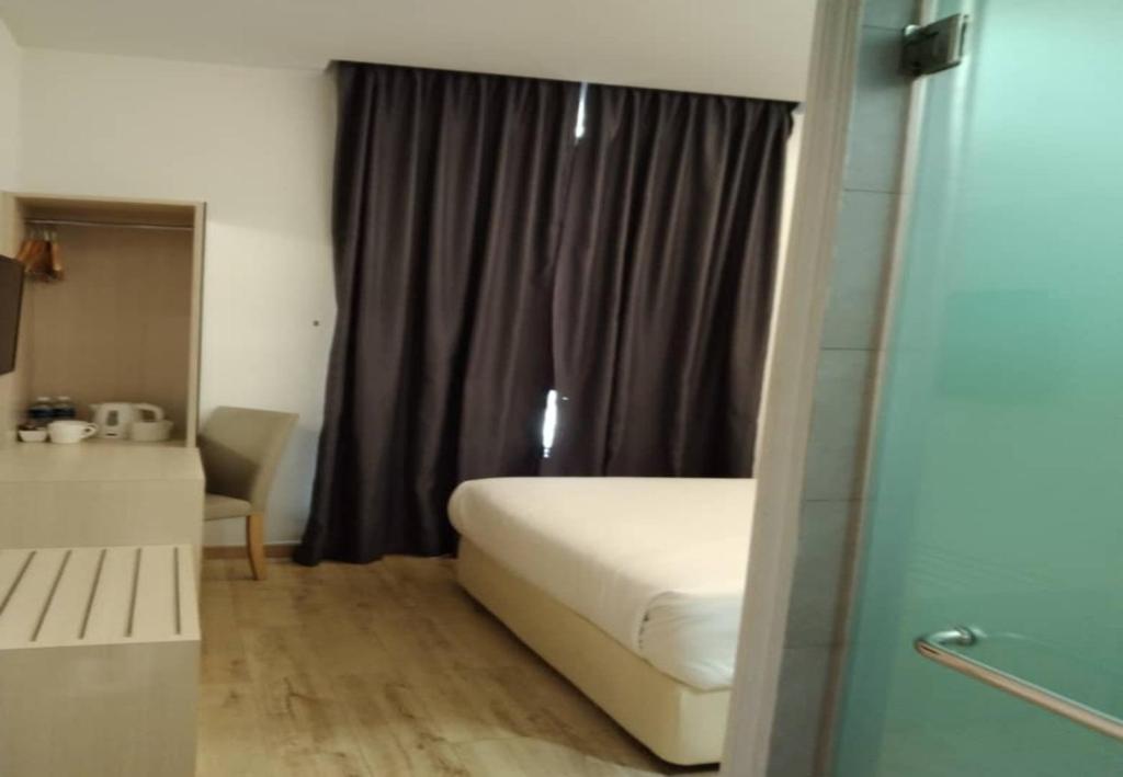 Postel nebo postele na pokoji v ubytování Minimalist Hotel
