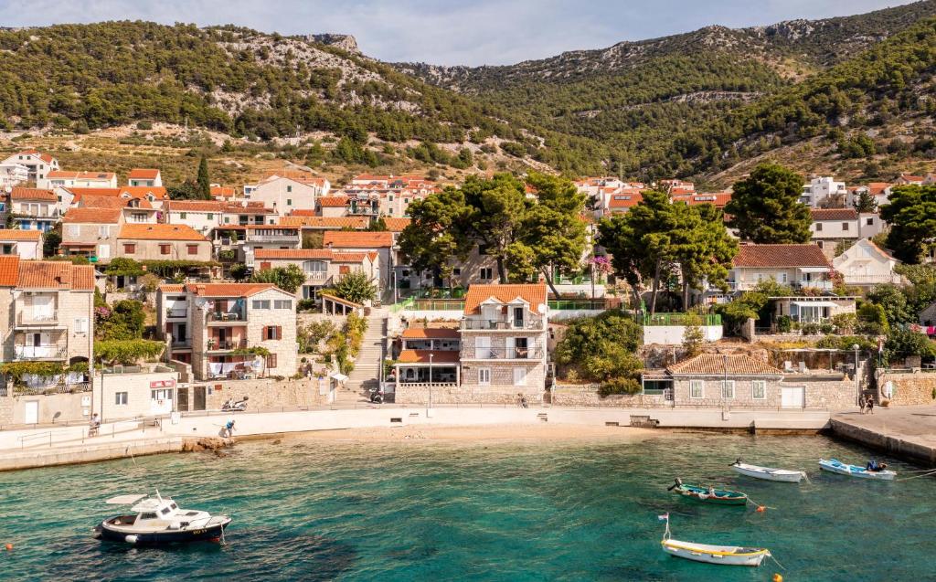 un groupe de bateaux dans l'eau près d'une ville dans l'établissement Apartmani Robert, à Bol