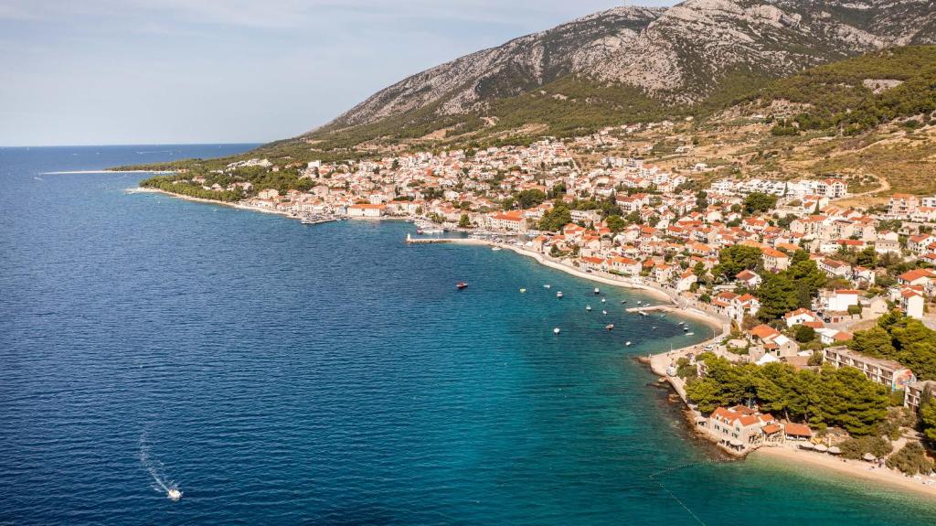 an aerial view of a town on a beach at Apartmani Robert in Bol