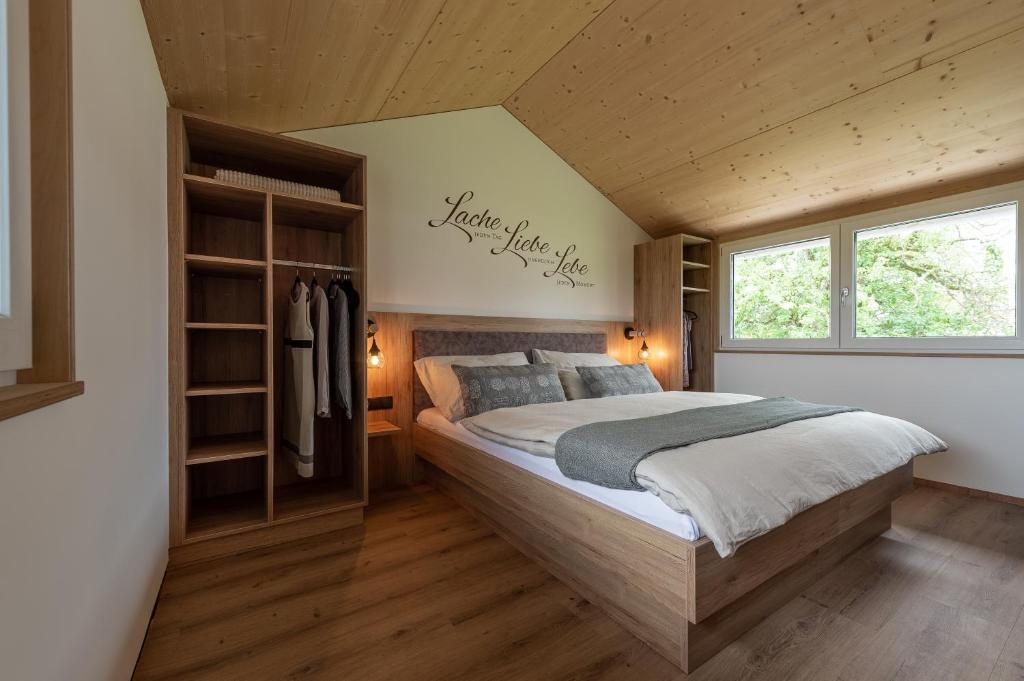 una camera con un grande letto in una casa di Ländleapartments a Höchst