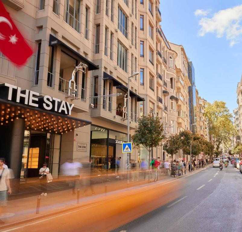 uma rua da cidade com edifícios e pessoas andando na rua em The Stay Boulevard Nisantasi em Istambul