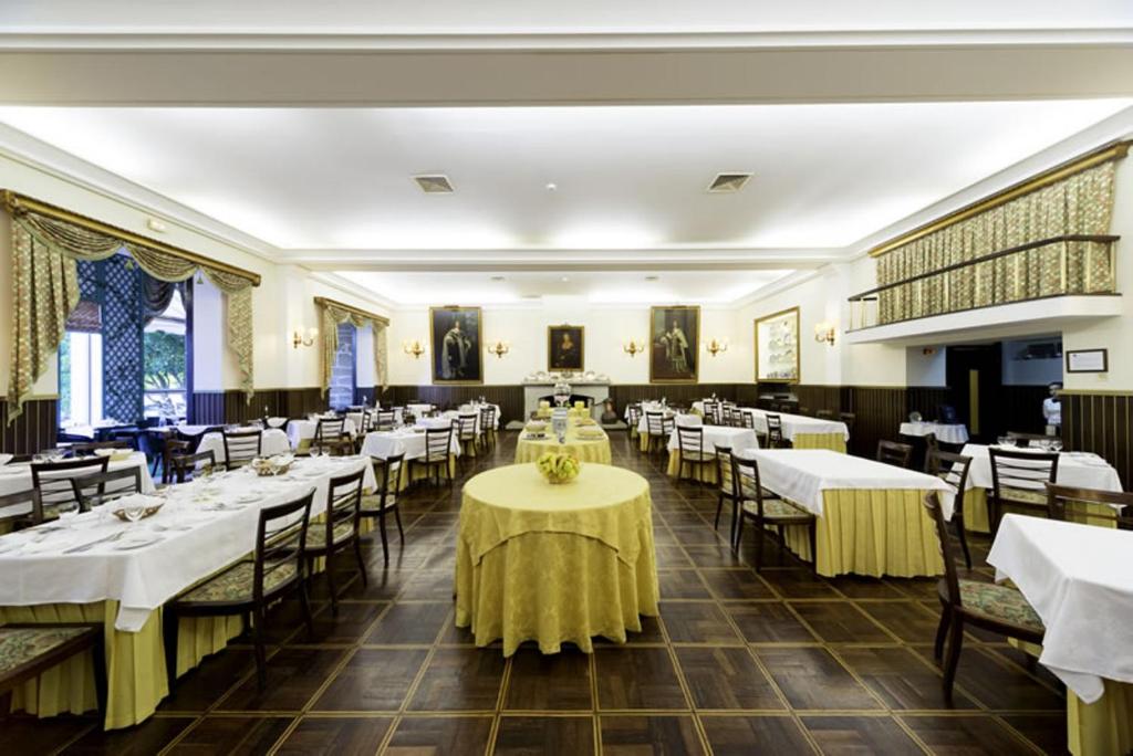 Um restaurante ou outro lugar para comer em Hotel Urgeirica