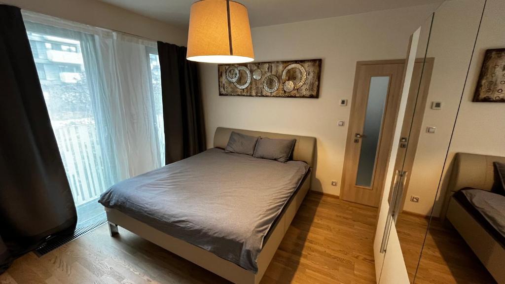 Postel nebo postele na pokoji v ubytování Residence Garden Tower - 8 min do centra, garaz