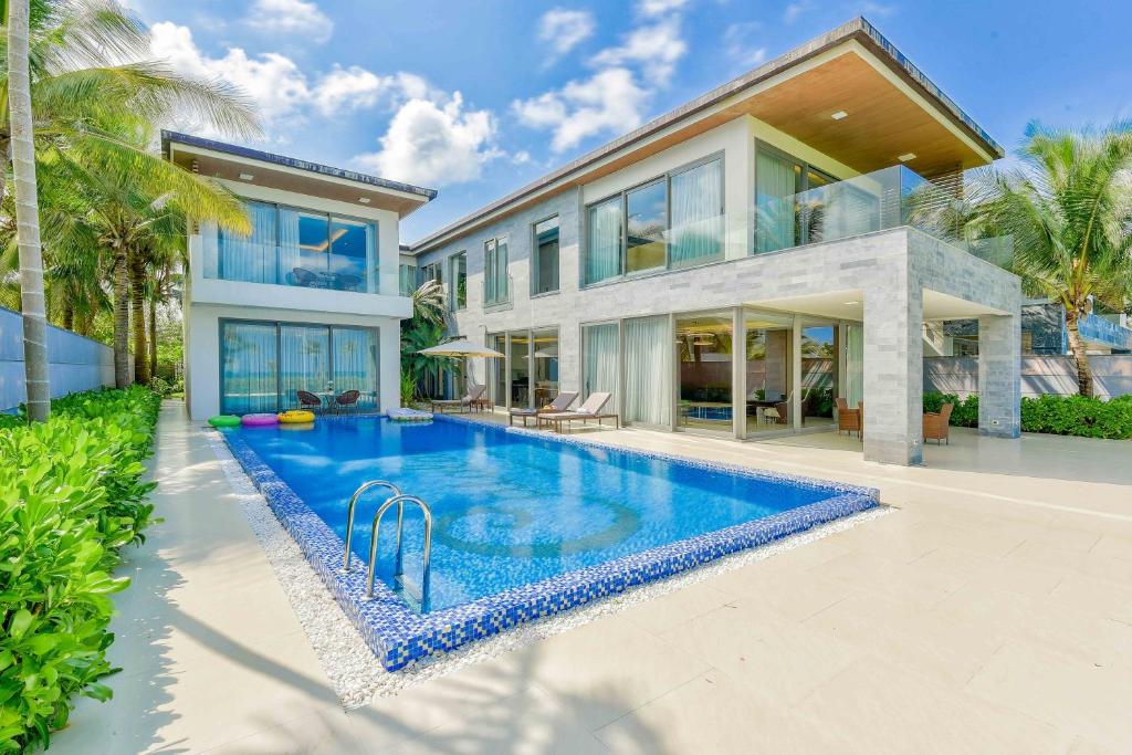 Bắt đầu ngày mới bên hồ bơi riêng giữa khu vườn xanh.