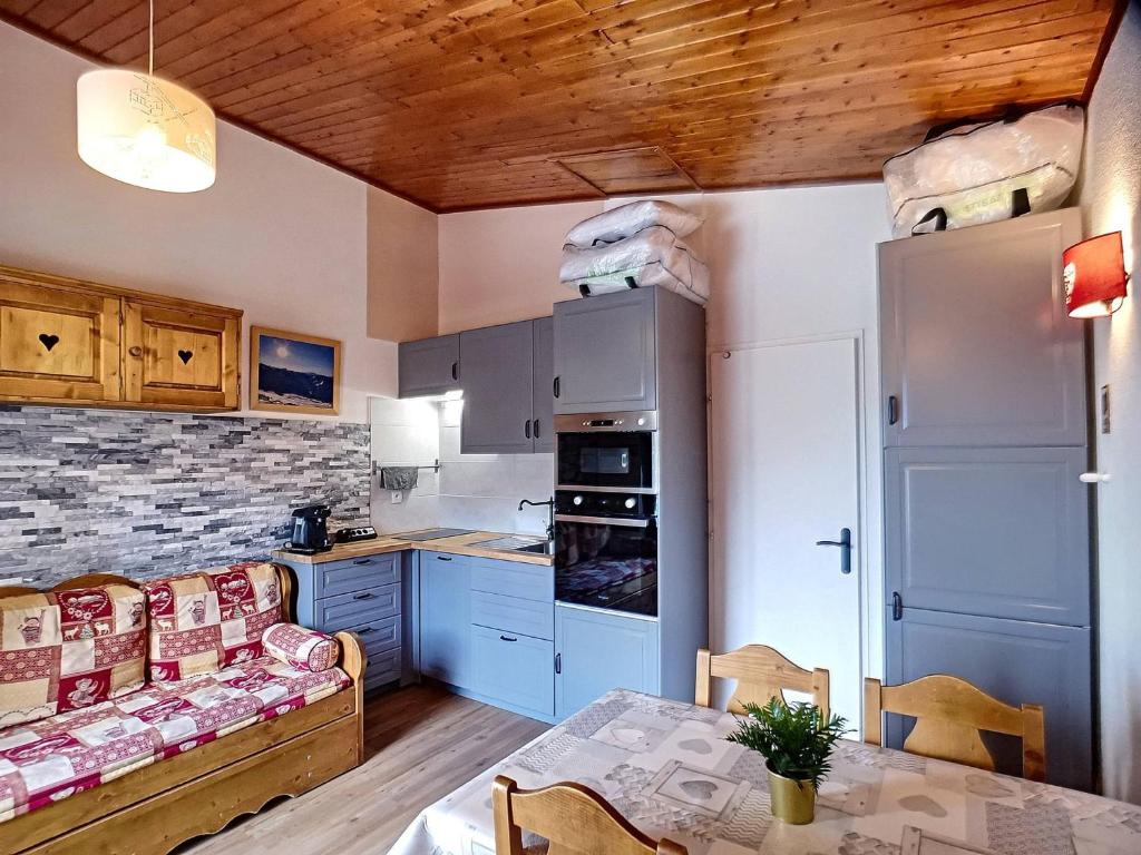 - une cuisine avec un canapé et une table dans une chambre dans l'établissement Studio cabine rénové 4 pers 24m², au pied des pistes, Les Menuires - FR-1-178-183, aux Menuires