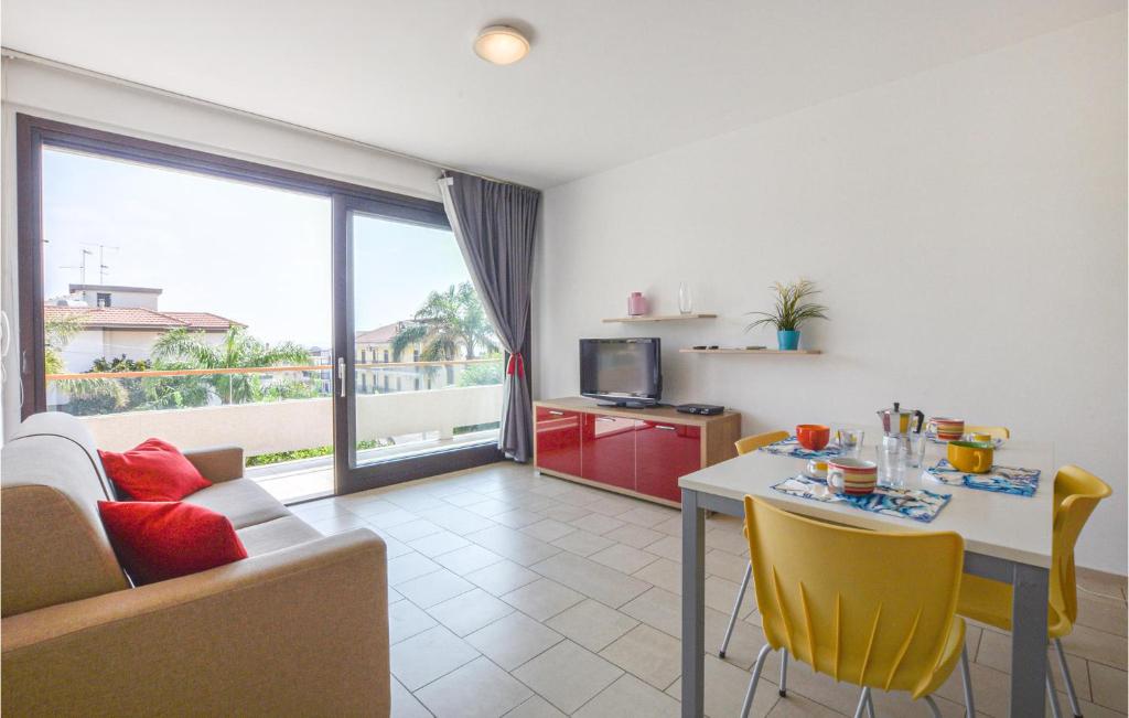 Posedenie v ubytovaní Cozy Home In Marina Di Ragusa With Wifi