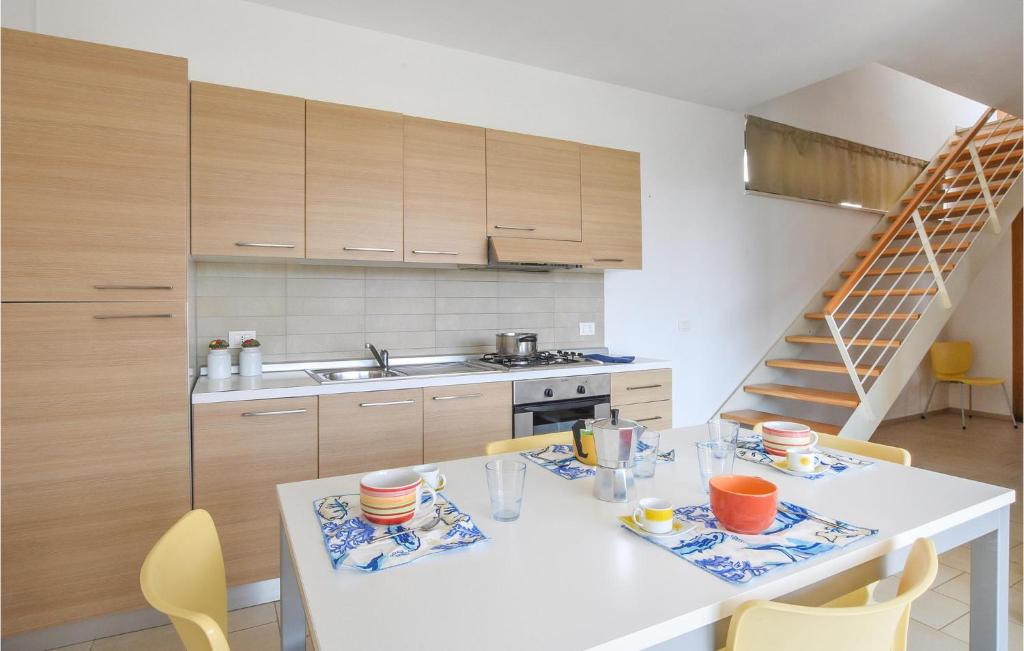 Kuchyňa alebo kuchynka v ubytovaní Cozy Home In Marina Di Ragusa With Wifi