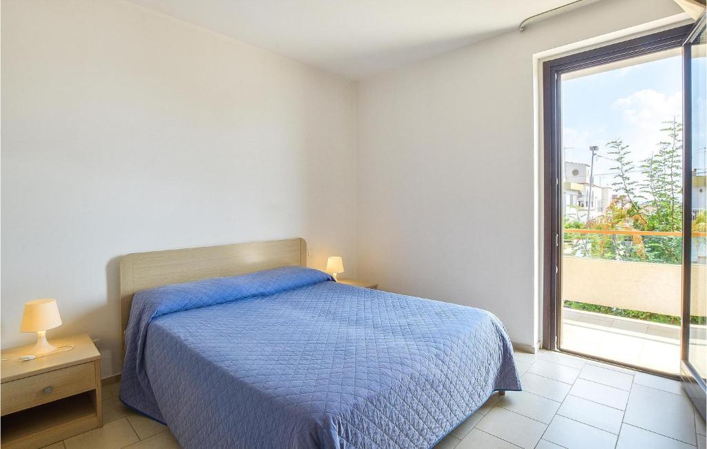 Posteľ alebo postele v izbe v ubytovaní Cozy Home In Marina Di Ragusa With Wifi