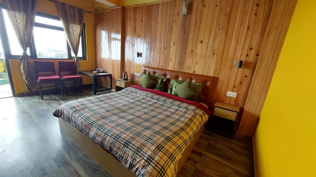 una camera con letto e pareti in legno di Pahari Soul a Darjeeling