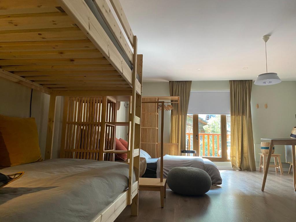 Un pat sau paturi într-o cameră la Estudio reformado Vall d'Incles Grandvalira, 4 pers, max 2 adultos y 2 niños menores 12 años