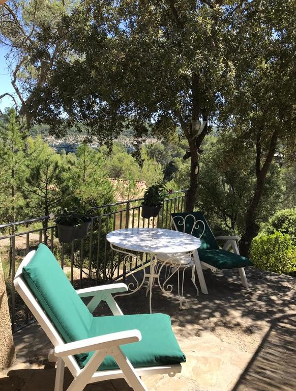 Vonkajšia záhrada v ubytovaní Villa au bord du Lac d'Esparron-de-Verdon