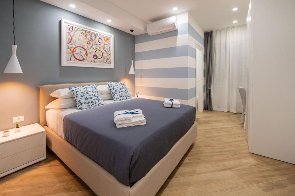 een slaapkamer met een bed met handdoeken erop bij Behome202 in Fisciano