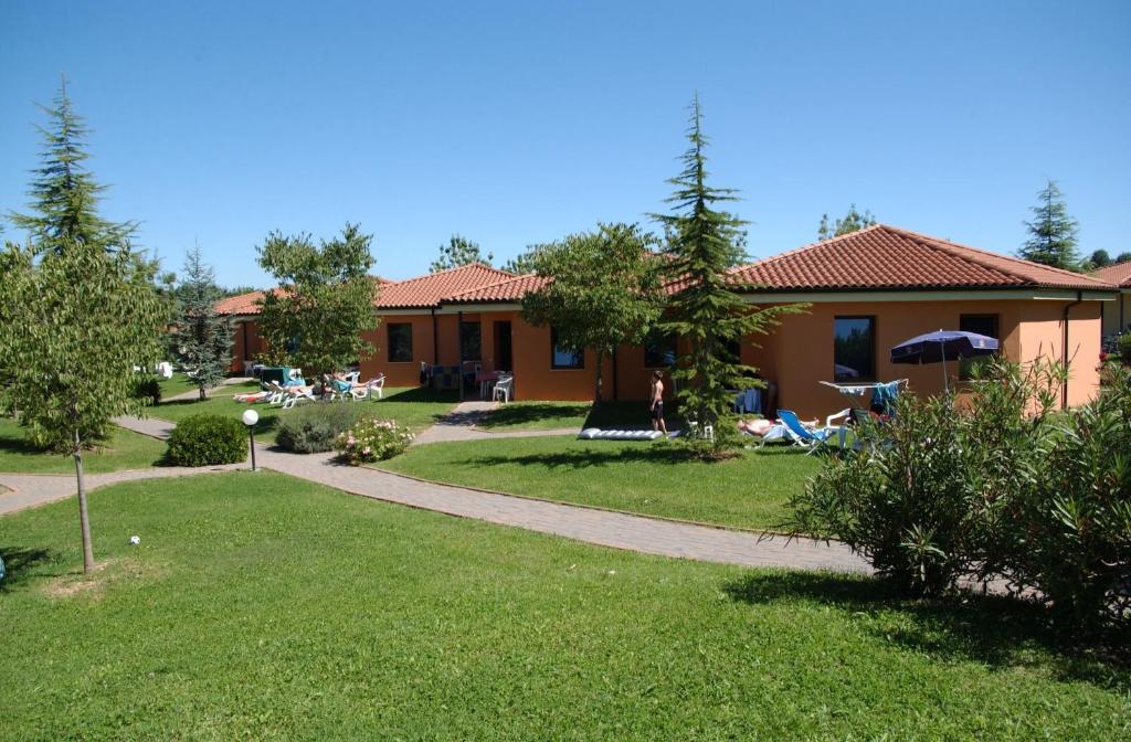 a house with a garden and a path at Camping Bella Italia in Peschiera del Garda