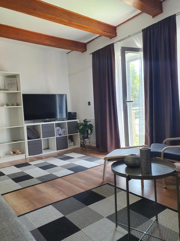 Televízia a/alebo spoločenská miestnosť v ubytovaní Laguna apartman Bogács
