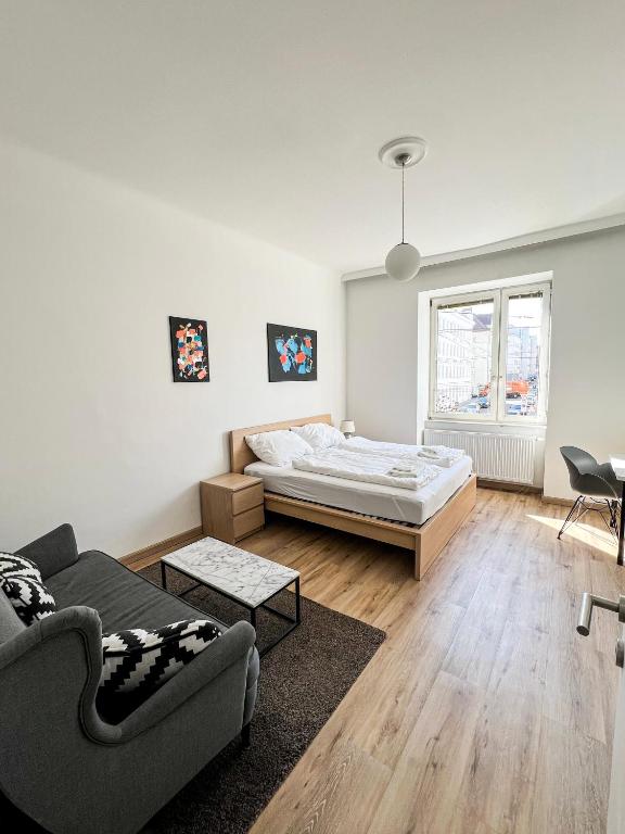 uma sala de estar com uma cama e um sofá em Vienna Experience em Viena