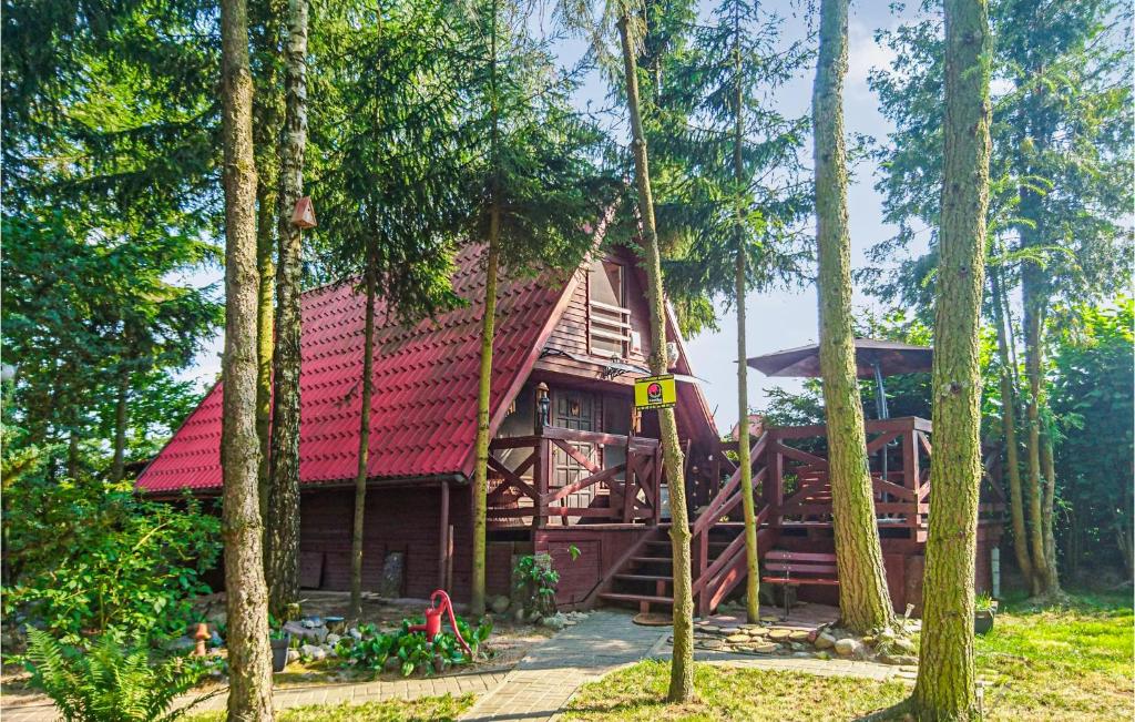 uma cabana de madeira na floresta com árvores em Stunning Home In Boreczno With 2 Bedrooms em Boreczno