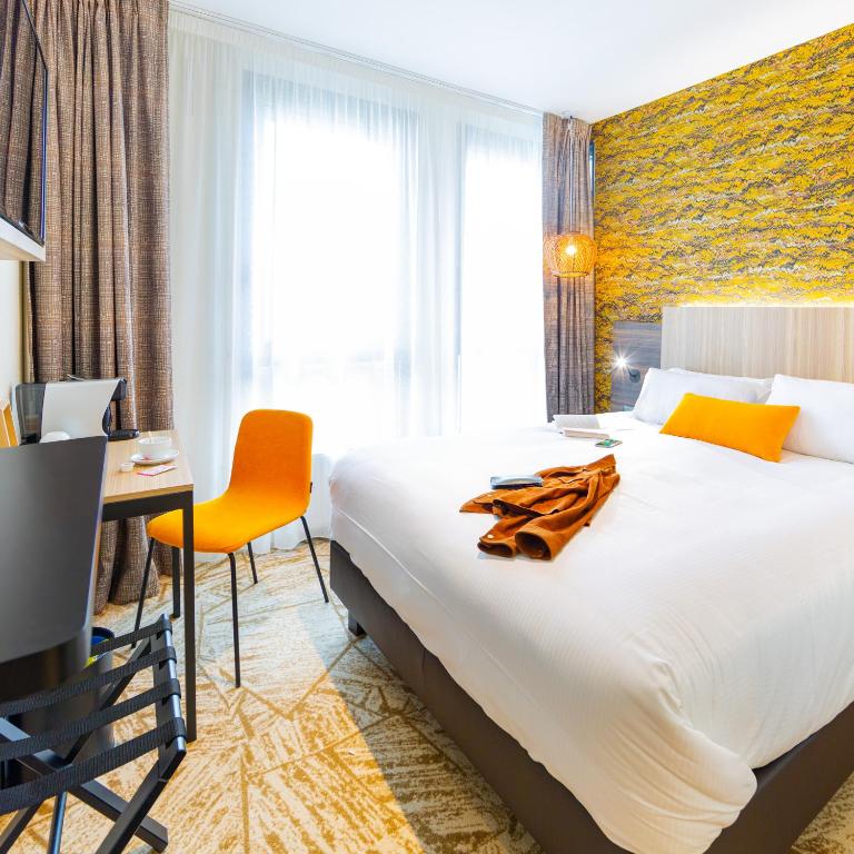 Postel nebo postele na pokoji v ubytování Best Western Mulhouse Salvator Centre