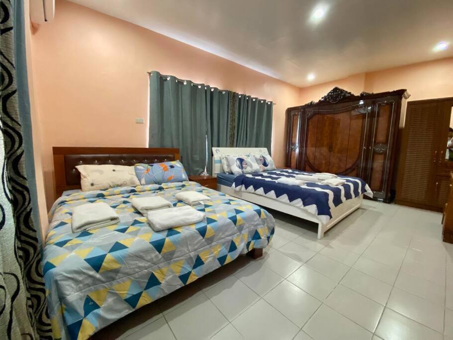 1 Schlafzimmer mit 2 Betten in einem Zimmer in der Unterkunft B1 - Spacious 3BR House with Netflix, Fiber Wifi, Parking, Balcony in Cagayan de Oro