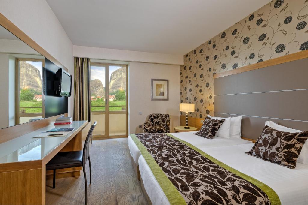 Postel nebo postele na pokoji v ubytování Divani Meteora Hotel