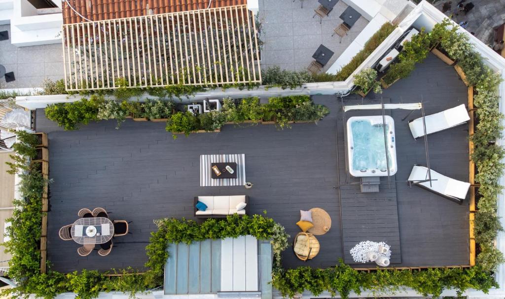 Letecký snímek ubytování Plaka Arch Suites