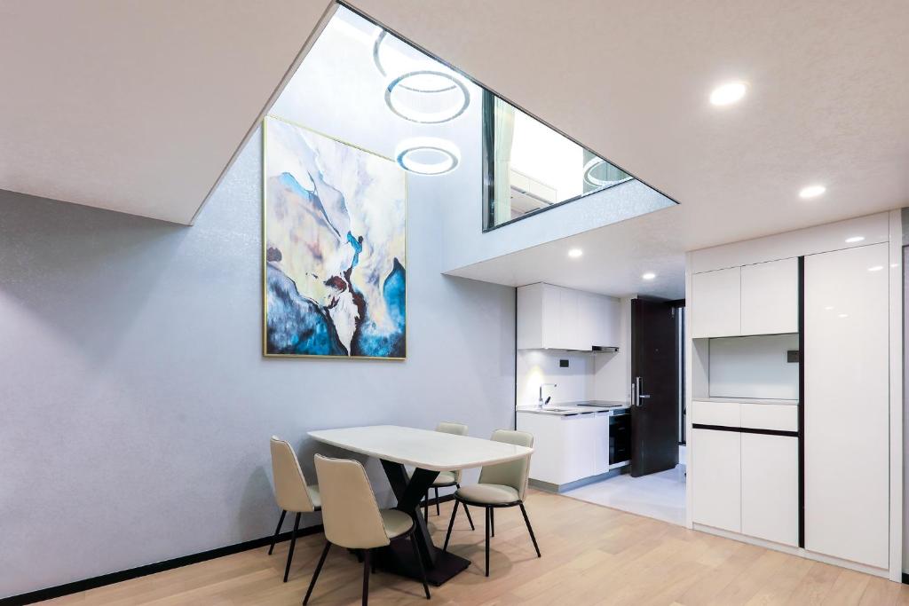 Kuchyň nebo kuchyňský kout v ubytování Shenzhen Fashion LOFT Apartment