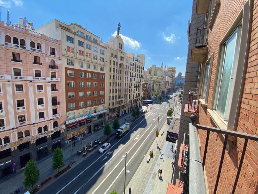 - une vue sur une rue d'une ville avec des bâtiments dans l'établissement Apartamentos SmartRenting Justicia, à Madrid