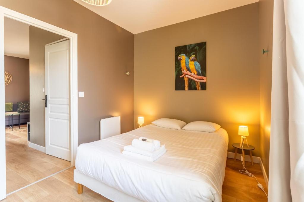 um quarto com uma cama e um quadro na parede em Résidence La Colombanaise em Saint-Coulomb