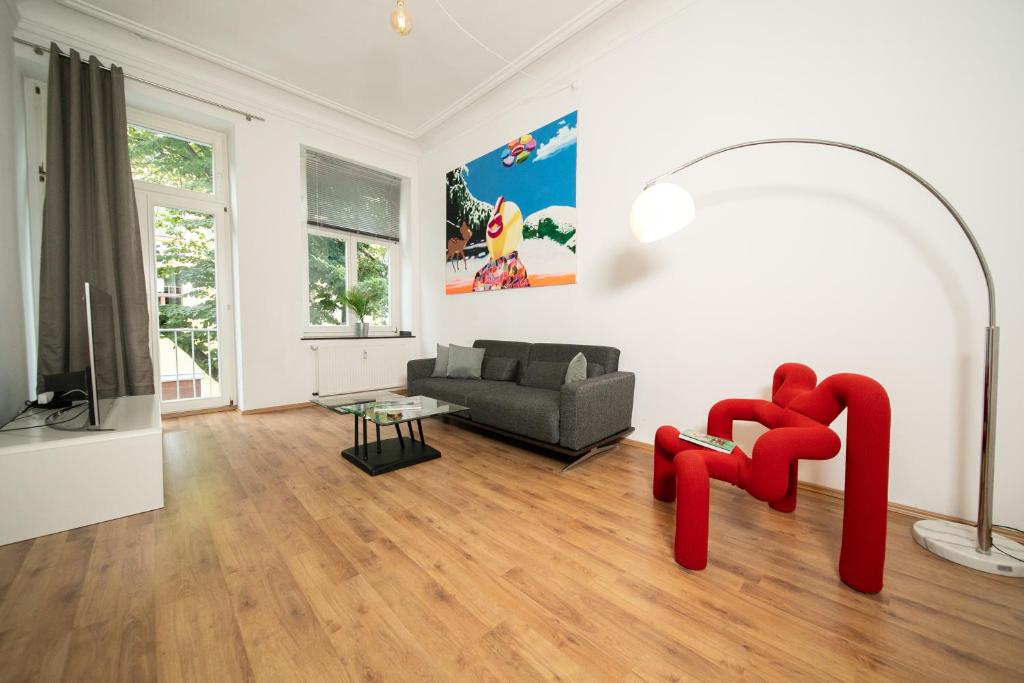 sala de estar con sofá y TV en WHITE 60 QM Apartment - Zentral - Balkon - Messe, en Düsseldorf