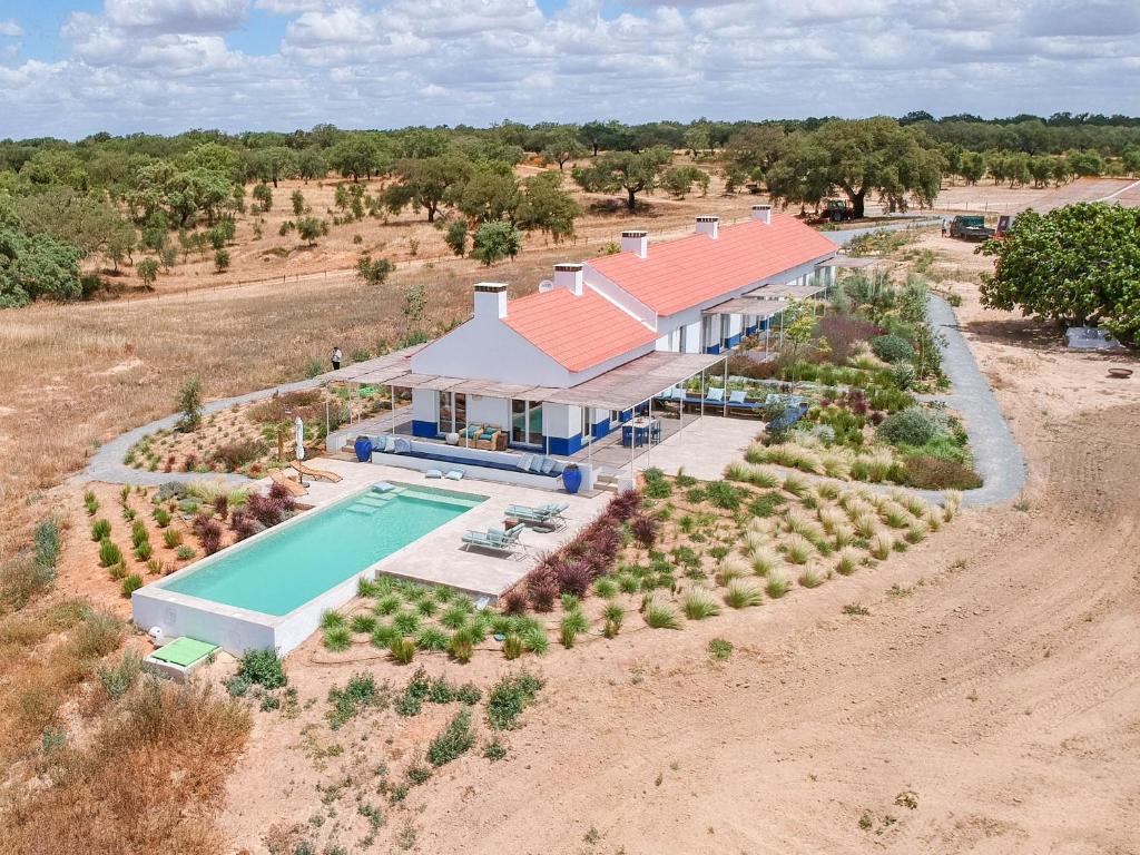 uma vista aérea de uma casa com piscina em Monte do Pocinho em São Domingos