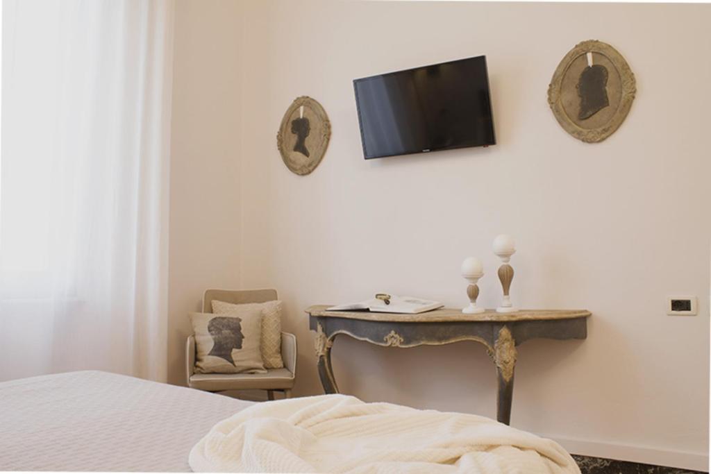 Televízia a/alebo spoločenská miestnosť v ubytovaní Accanto Al Centro B&B