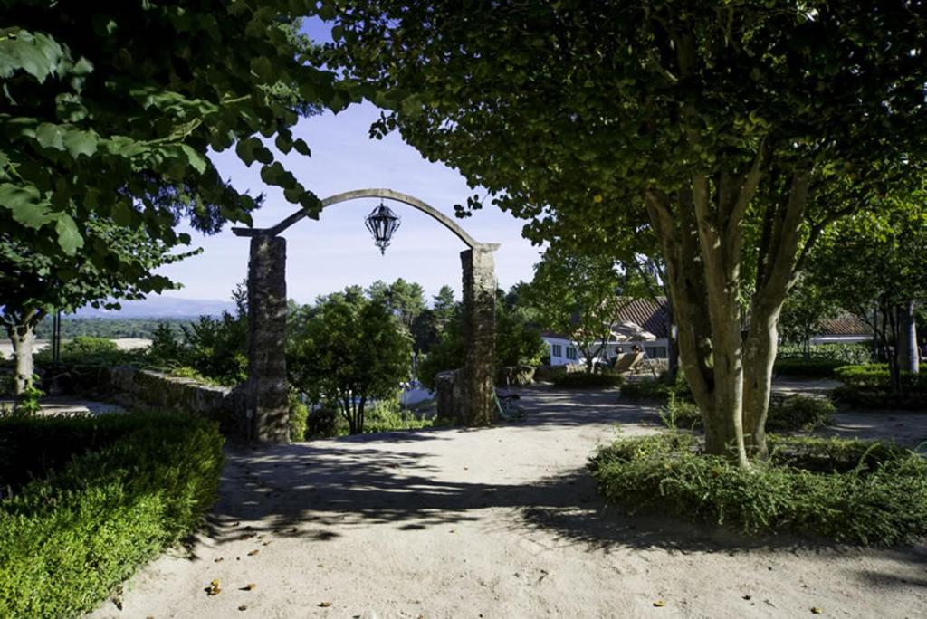 Um jardim no exterior de Hotel Urgeirica