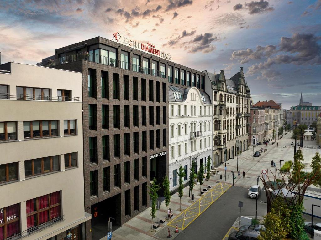 uma vista para uma rua da cidade com edifícios em Hotel Diament Plaza Katowice em Katowice