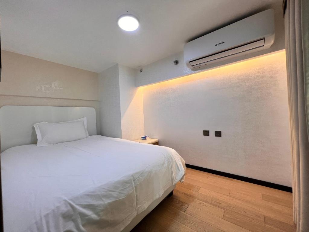 Postel nebo postele na pokoji v ubytování Shenzhen Fashion LOFT Apartment