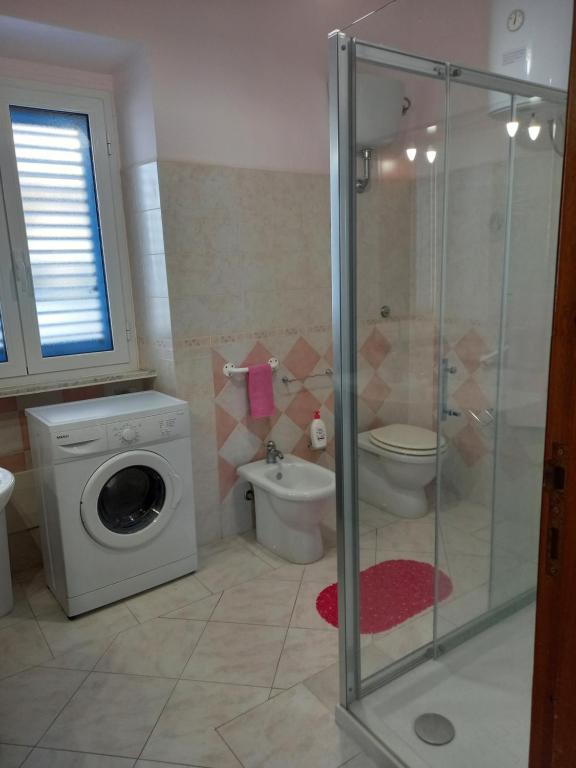 łazienka z pralką i toaletą w obiekcie Casa Blu oltremare w mieście SantʼAntìoco