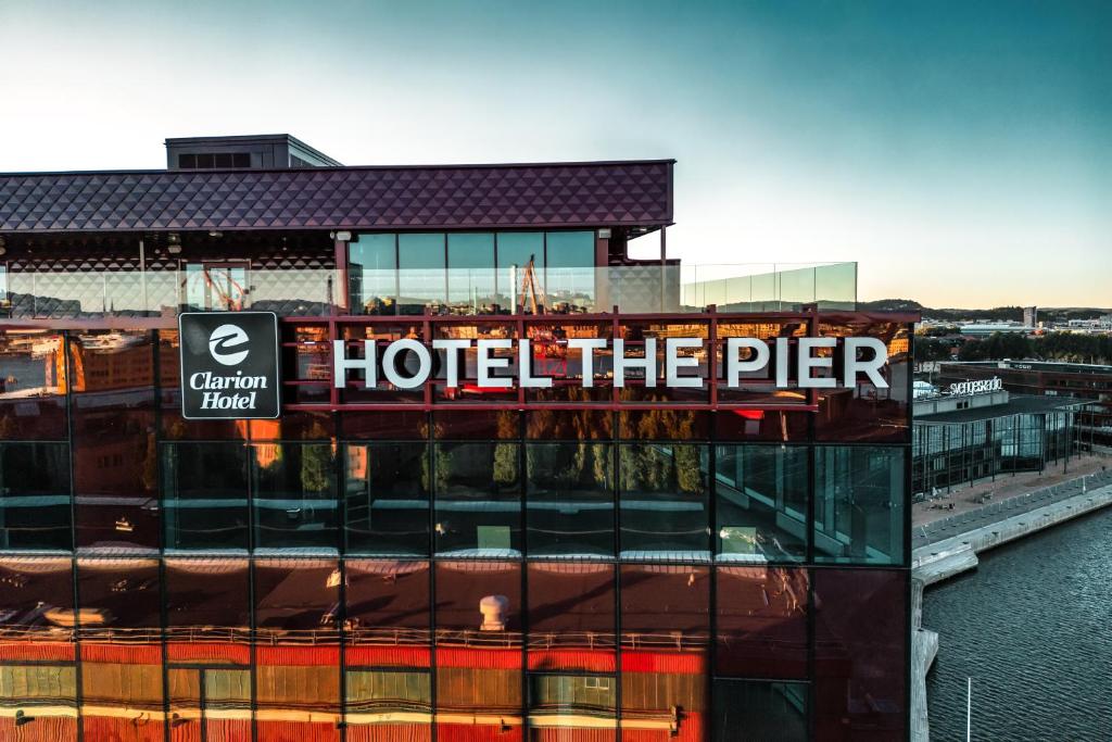 ein Hotel das Pier-Schild auf einem Gebäude in der Unterkunft Clarion Hotel The Pier in Göteborg