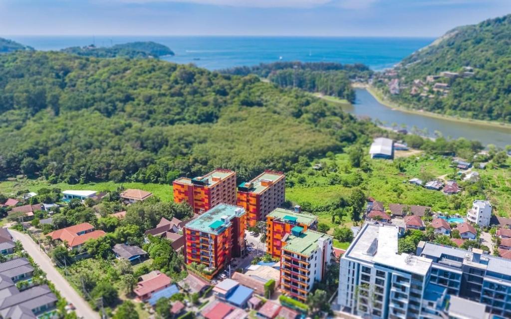 una vista aerea di una città con un fiume e di edifici di Naiharn Pearl Condo Hotel by VillaCarte a Nai Harn Beach