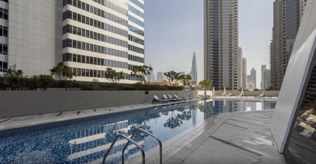 Bazén v ubytování Stylish Studio with Burj Khalifa View nebo v jeho okolí