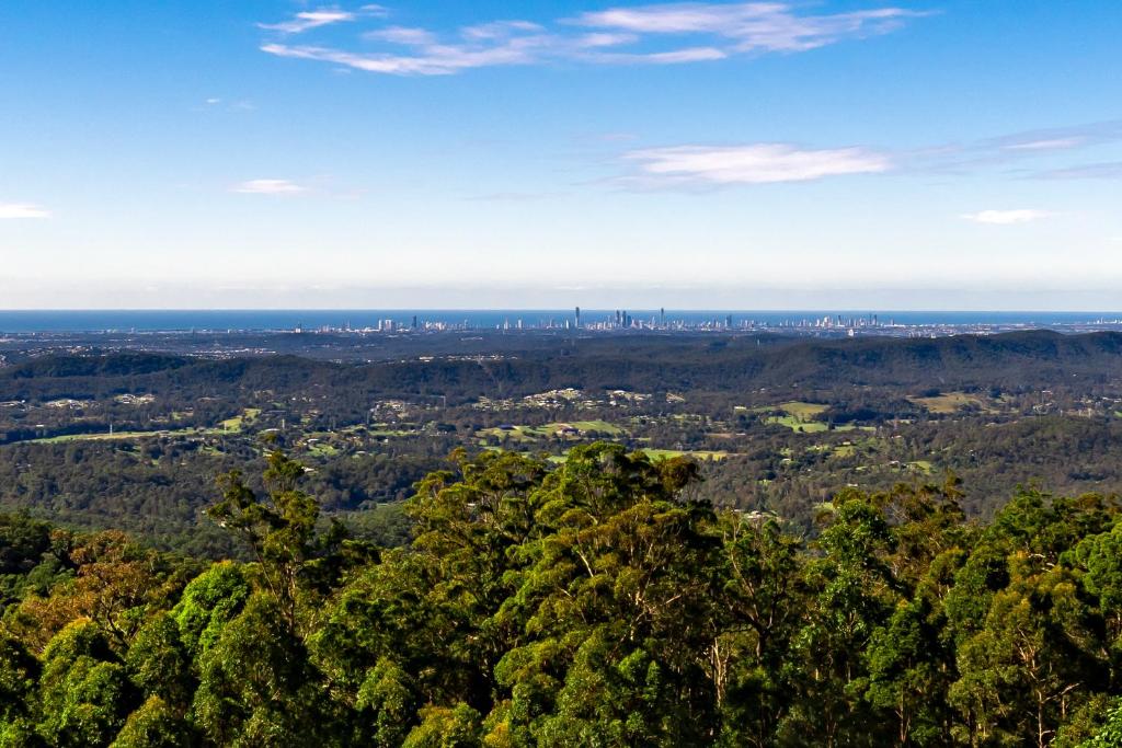 Eagle HeightsBeautiful Home with Breath-taking Views Mt Tamborine的从顶层可欣赏到城市美景