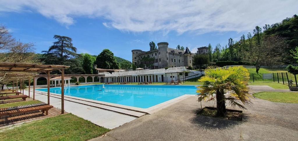 Bazén v ubytování Château de Fontager nebo v jeho okolí